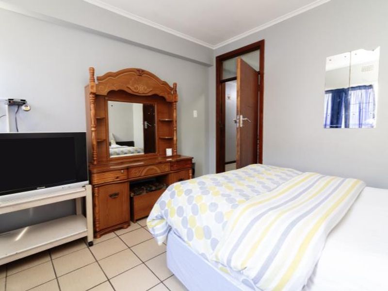 Flats and shops - Photo 8