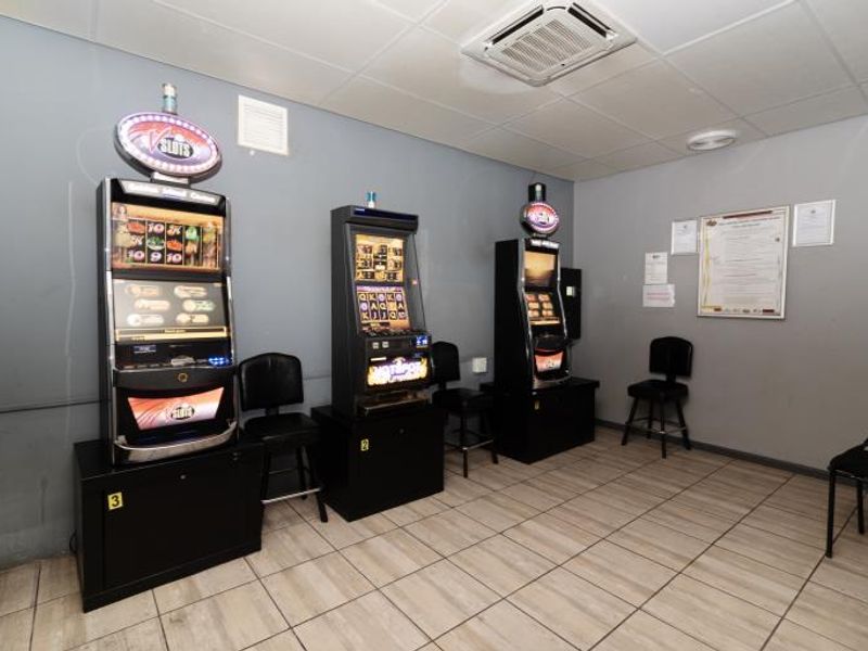 Flats and shops - Photo 7