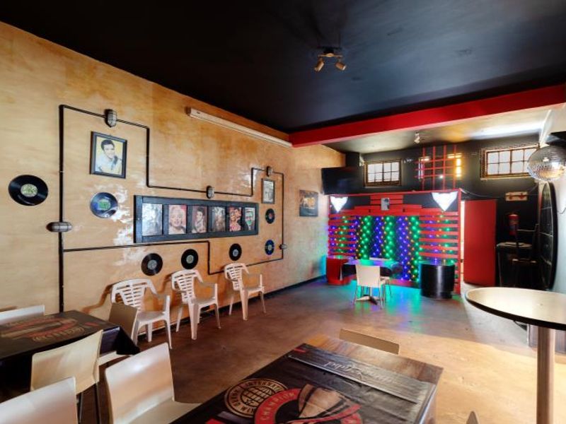 Flats and shops - Photo 6