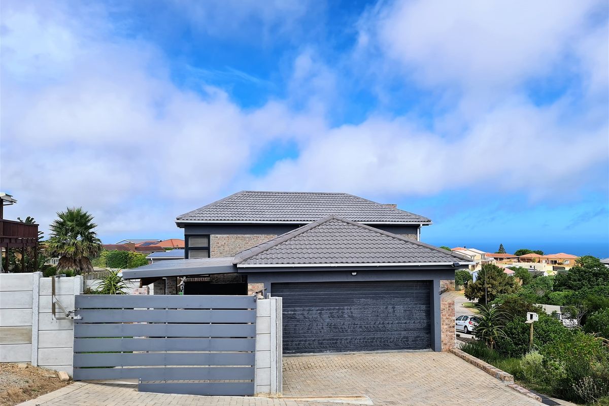 Executive styled house with unique dual-living layout - Photo 2