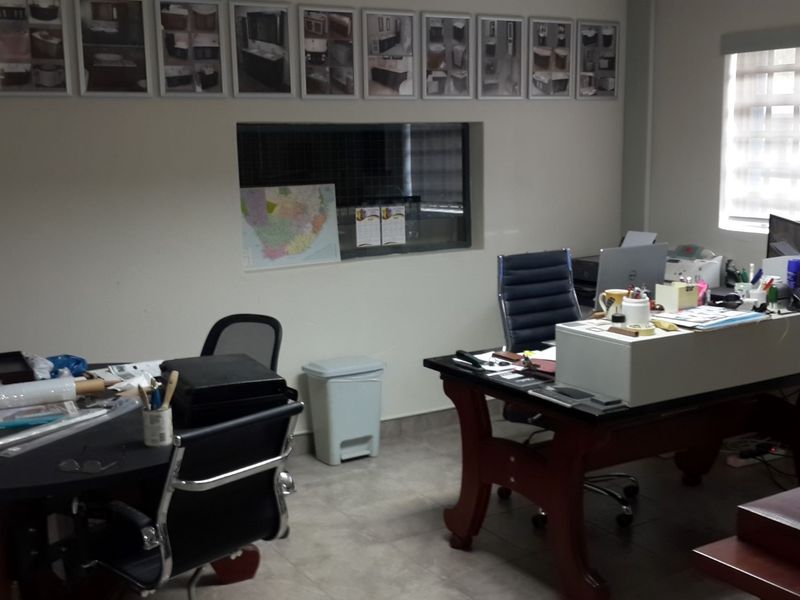 A 940 sqm Industrial property on a 1686 sqm stand, with unhindered access from Solomon Street. - Photo 3