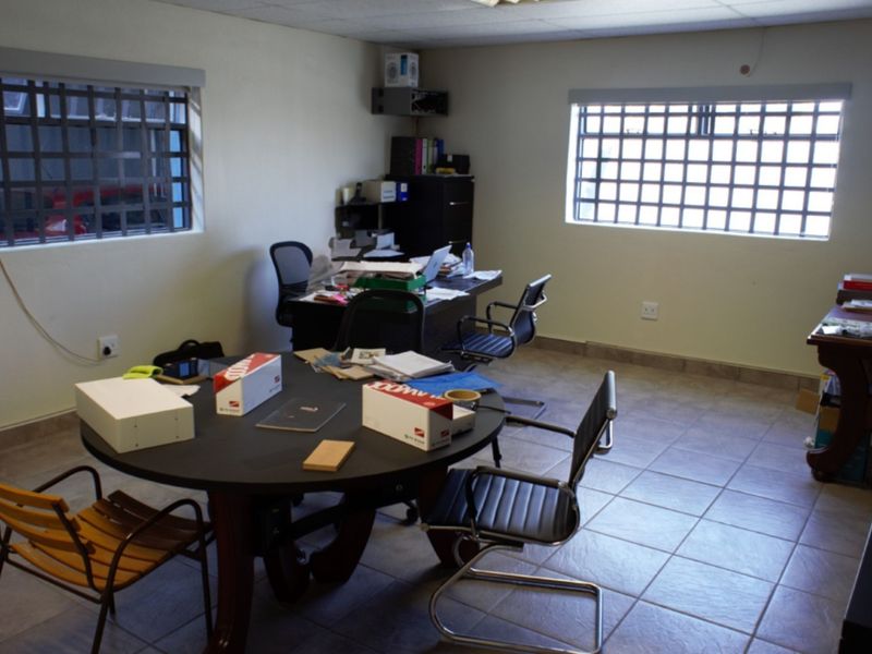 A 940 sqm Industrial property on a 1686 sqm stand, with unhindered access from Solomon Street. - Photo 2