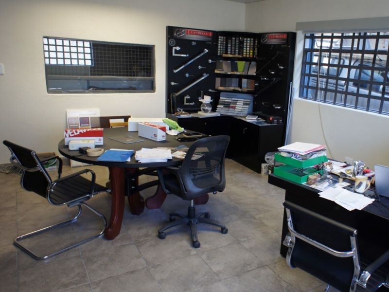 A 940 sqm Industrial property on a 1686 sqm stand, with unhindered access from Solomon Street. - Photo 8
