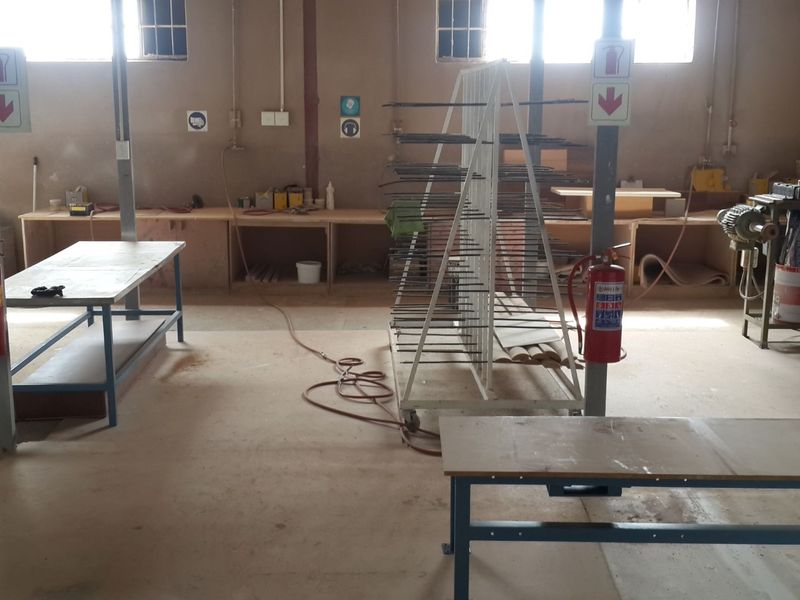 A 940 sqm Industrial property on a 1686 sqm stand, with unhindered access from Solomon Street. - Photo 3
