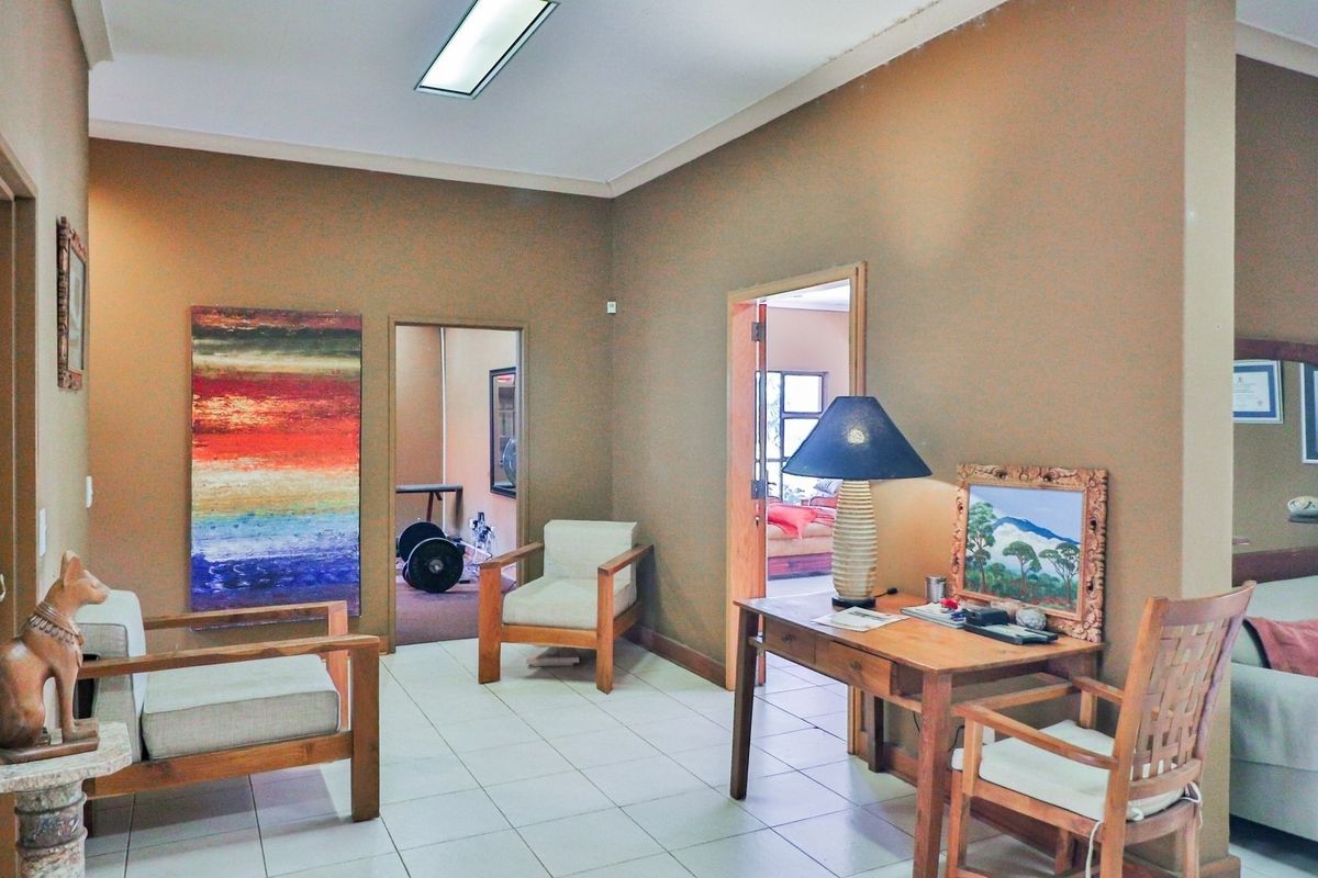 Luxury Retreat Meets Smart Investment – Spacious 10-Bedroom Home with Garden & Koi Pond - Photo 3