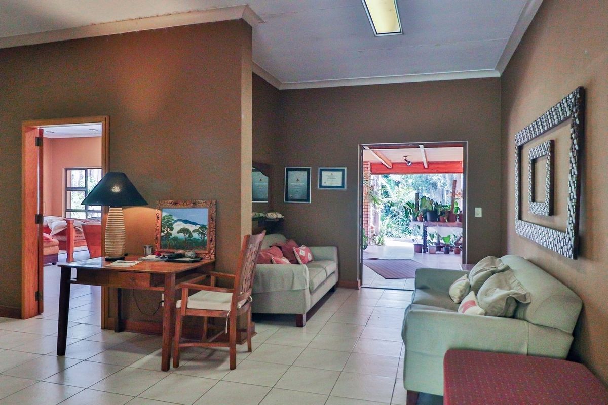 Luxury Retreat Meets Smart Investment – Spacious 10-Bedroom Home with Garden & Koi Pond - Photo 4