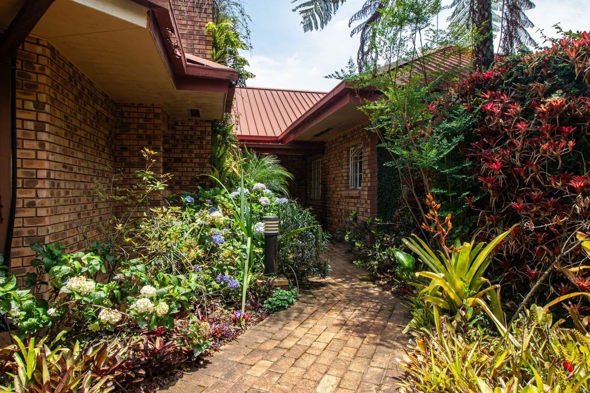 Luxury Retreat Meets Smart Investment – Spacious 10-Bedroom Home with Garden & Koi Pond - Photo 2