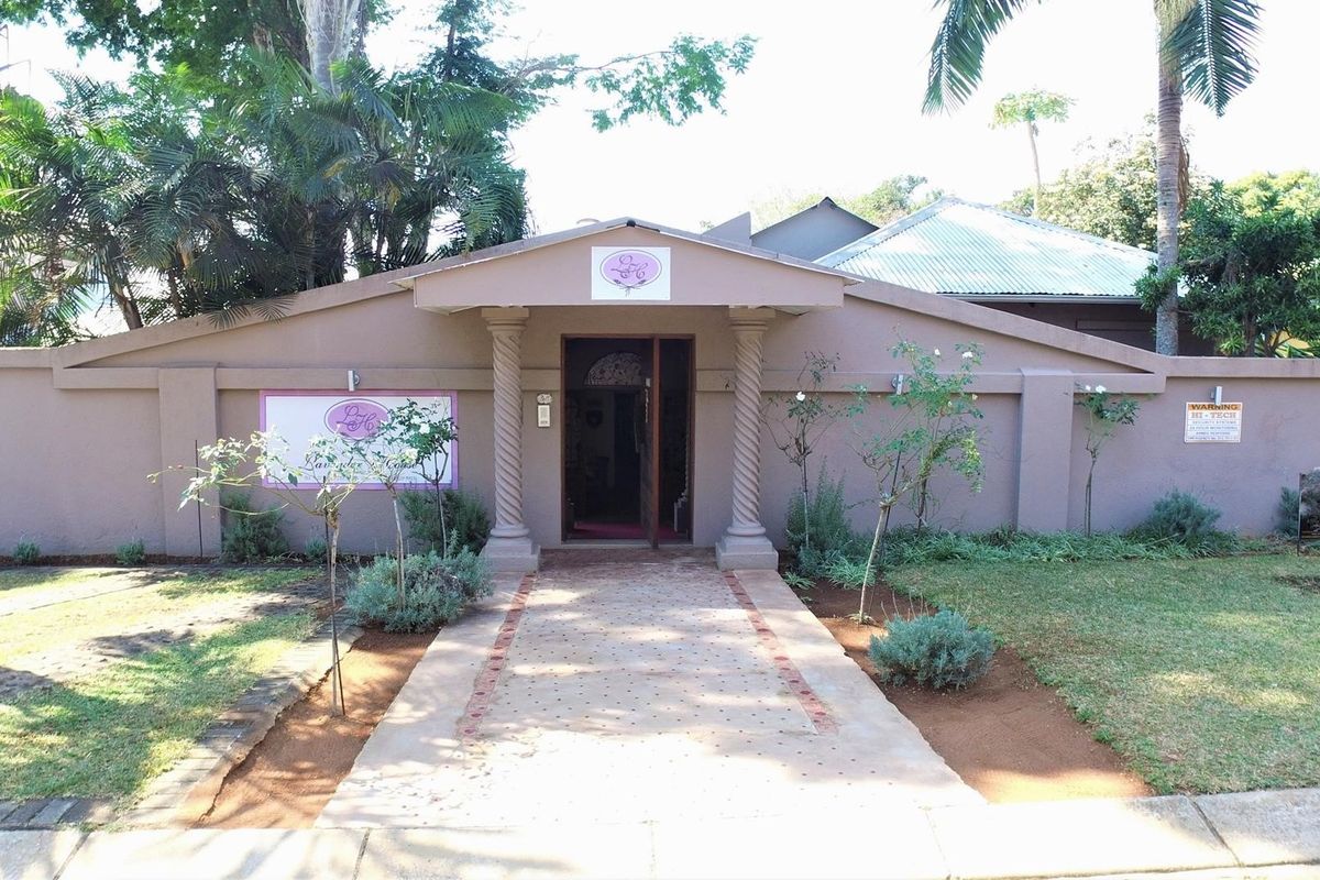 8 Bedroom Home with 1 bedroom Cottage - Photo 2