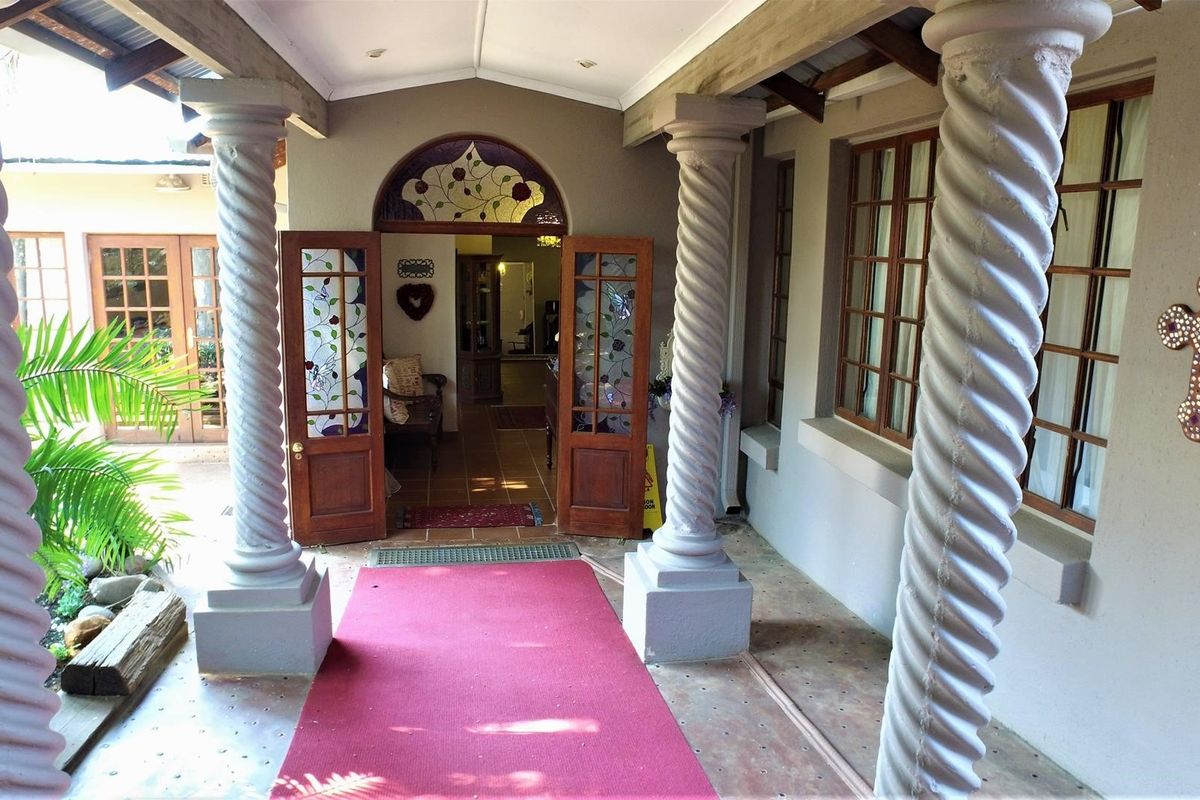 8 Bedroom Home with 1 bedroom Cottage - Photo 3