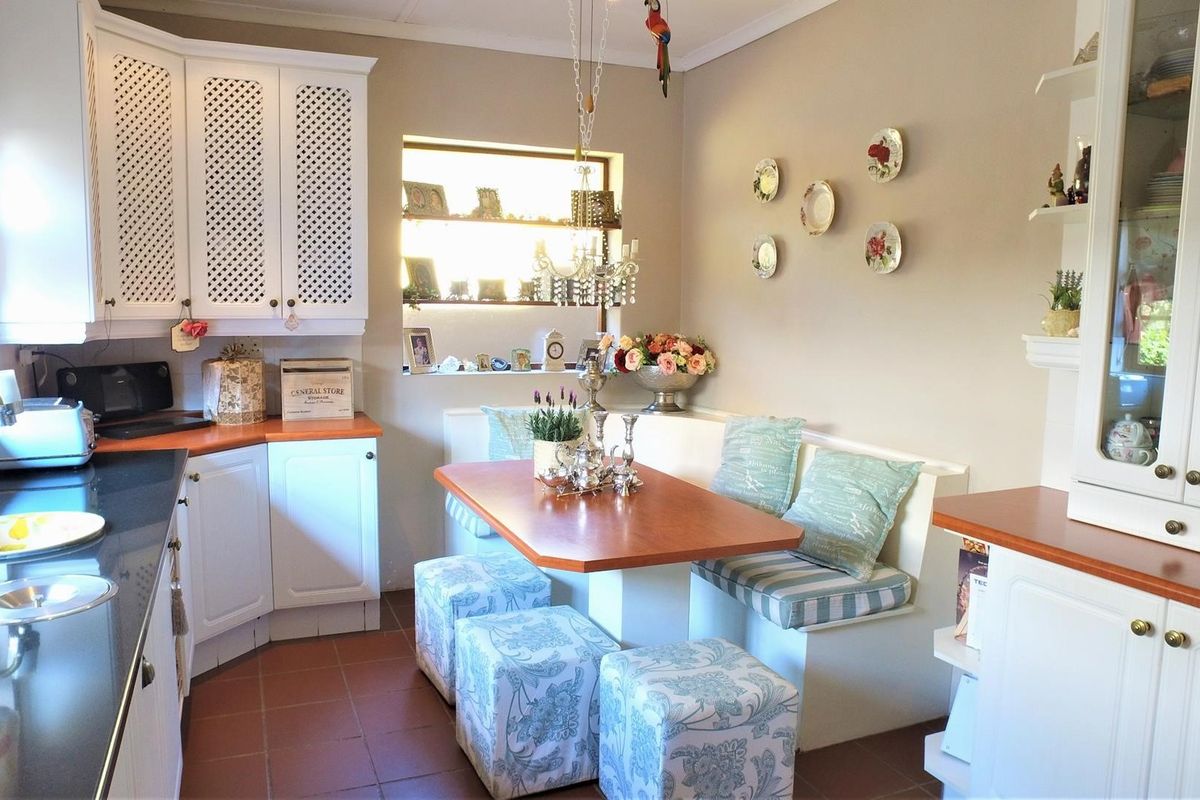 8 Bedroom Home with 1 bedroom Cottage - Photo 5