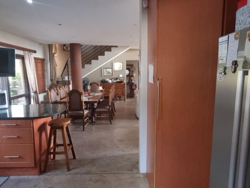 Elegant 5-bedroom Family Home with Modern Amenities and Cottage (extra income) - Photo 6