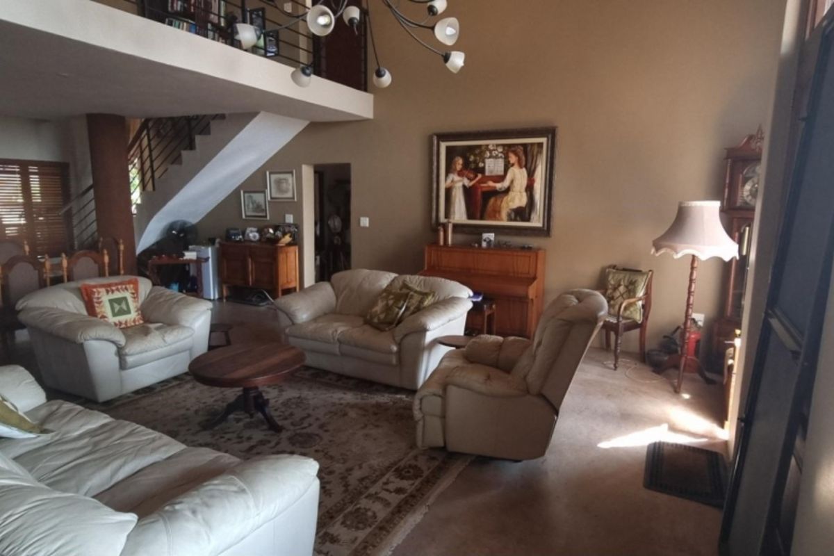 Elegant 5-bedroom Family Home with Modern Amenities and Cottage (extra income) - Photo 4