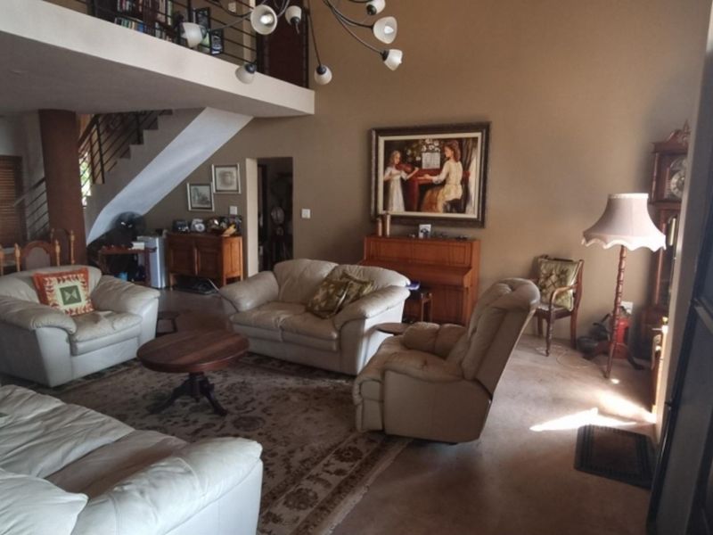 Elegant 5-bedroom Family Home with Modern Amenities and Cottage (extra income) - Photo 4