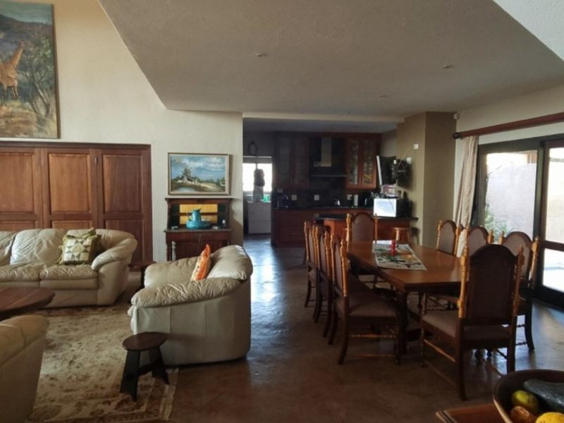 Elegant 5-bedroom Family Home with Modern Amenities and Cottage (extra income) - Photo 9