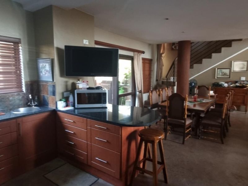 Elegant 5-bedroom Family Home with Modern Amenities and Cottage (extra income) - Photo 3