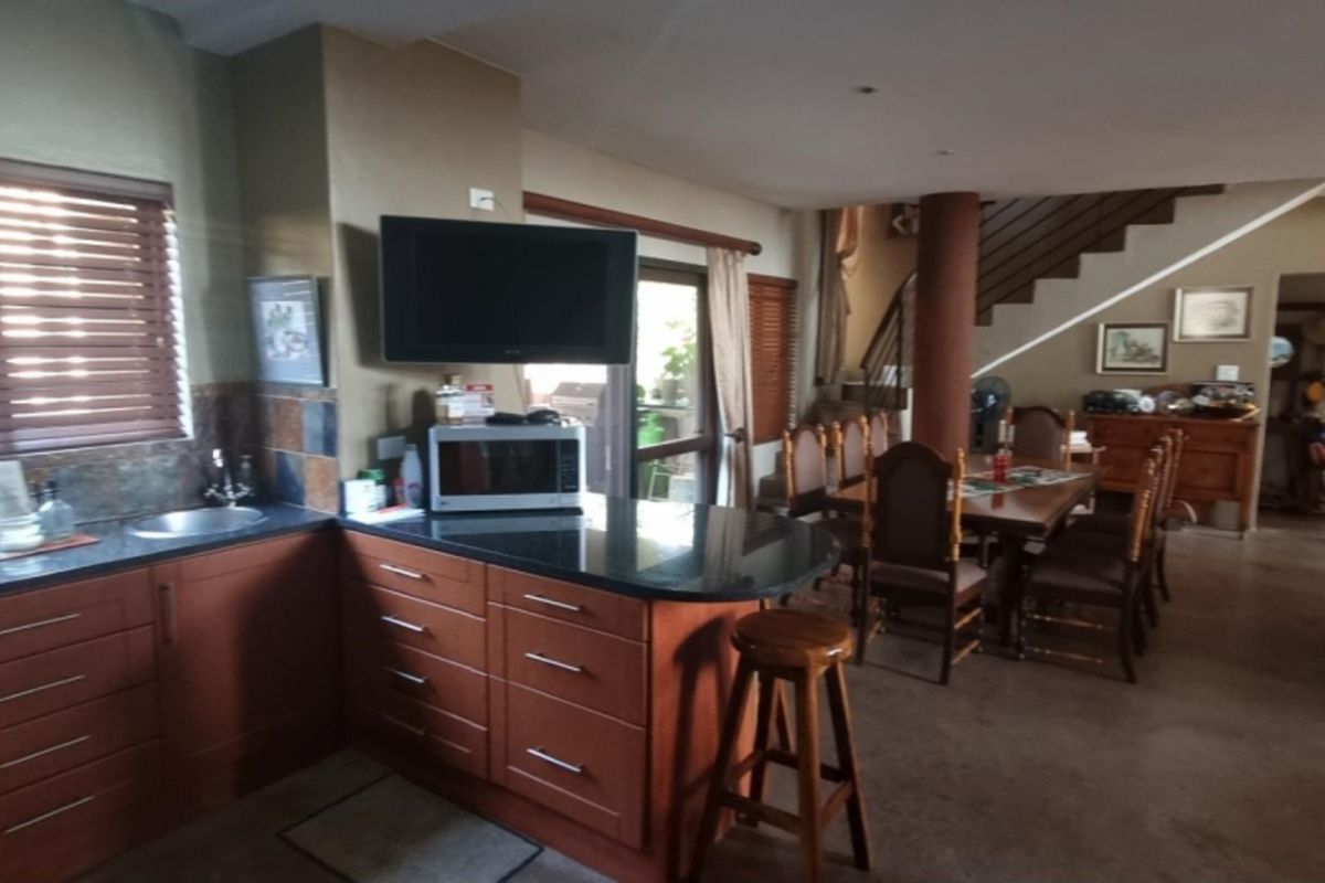 Elegant 5-bedroom Family Home with Modern Amenities and Cottage (extra income) - Photo 3