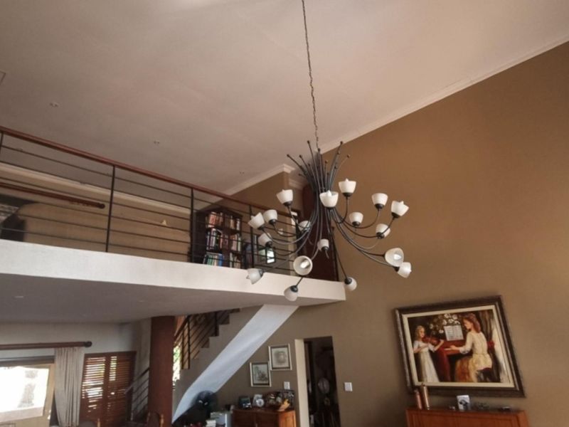 Elegant 5-bedroom Family Home with Modern Amenities and Cottage (extra income) - Photo 10