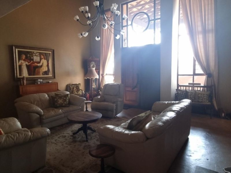 Elegant 5-bedroom Family Home with Modern Amenities and Cottage (extra income) - Photo 8