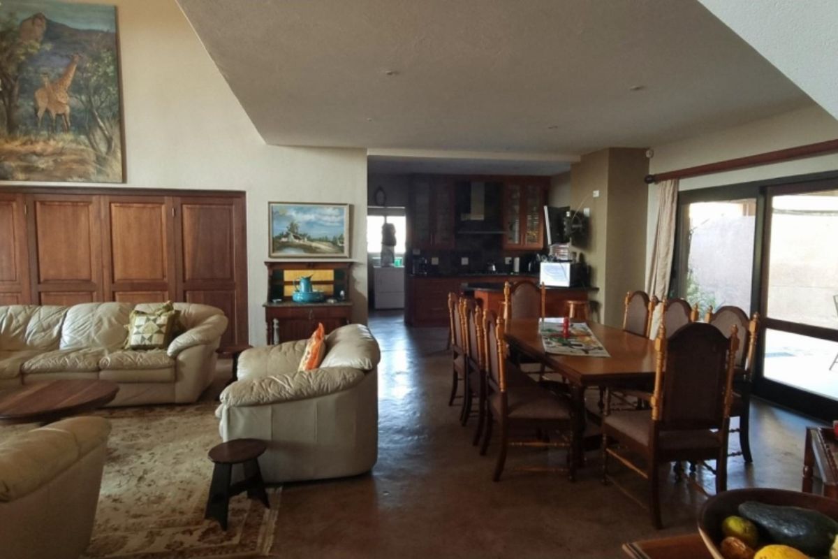 Elegant 5-bedroom Family Home with Modern Amenities and Cottage (extra income) - Photo 5