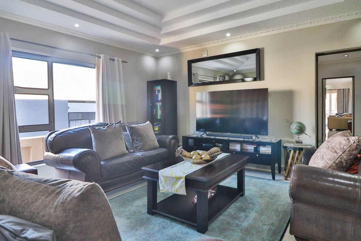 This magnificent residence in a gated Security Estate in Mbombela, boasts an array of features - Photo 4