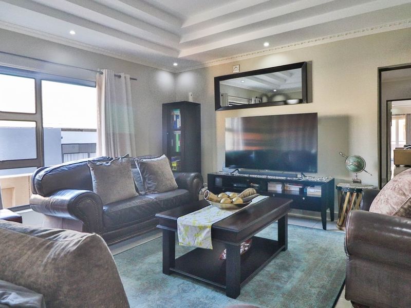 This magnificent residence in a gated Security Estate in Mbombela, boasts an array of features - Photo 4