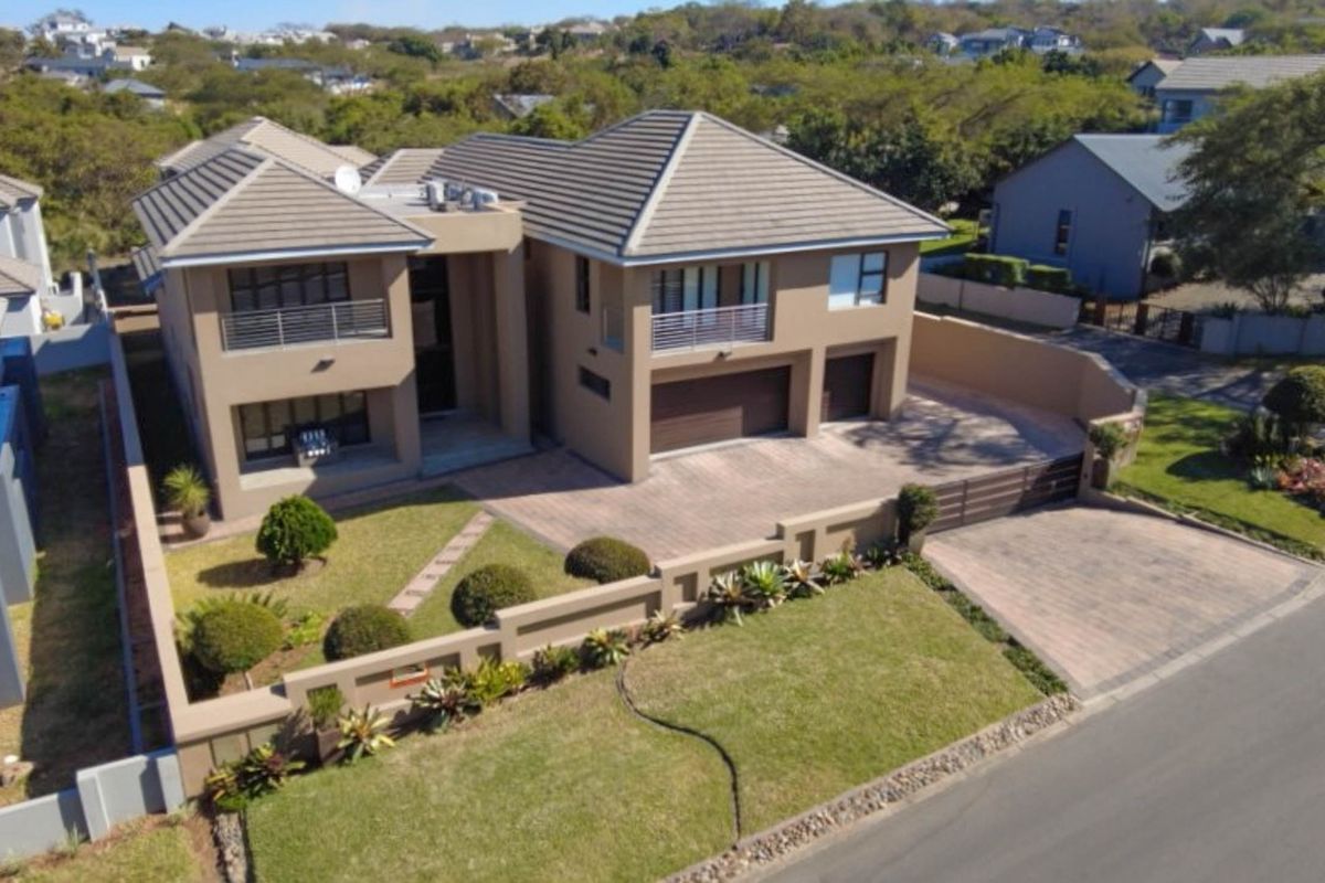 This magnificent residence in a gated Security Estate in Mbombela, boasts an array of features - Photo 5