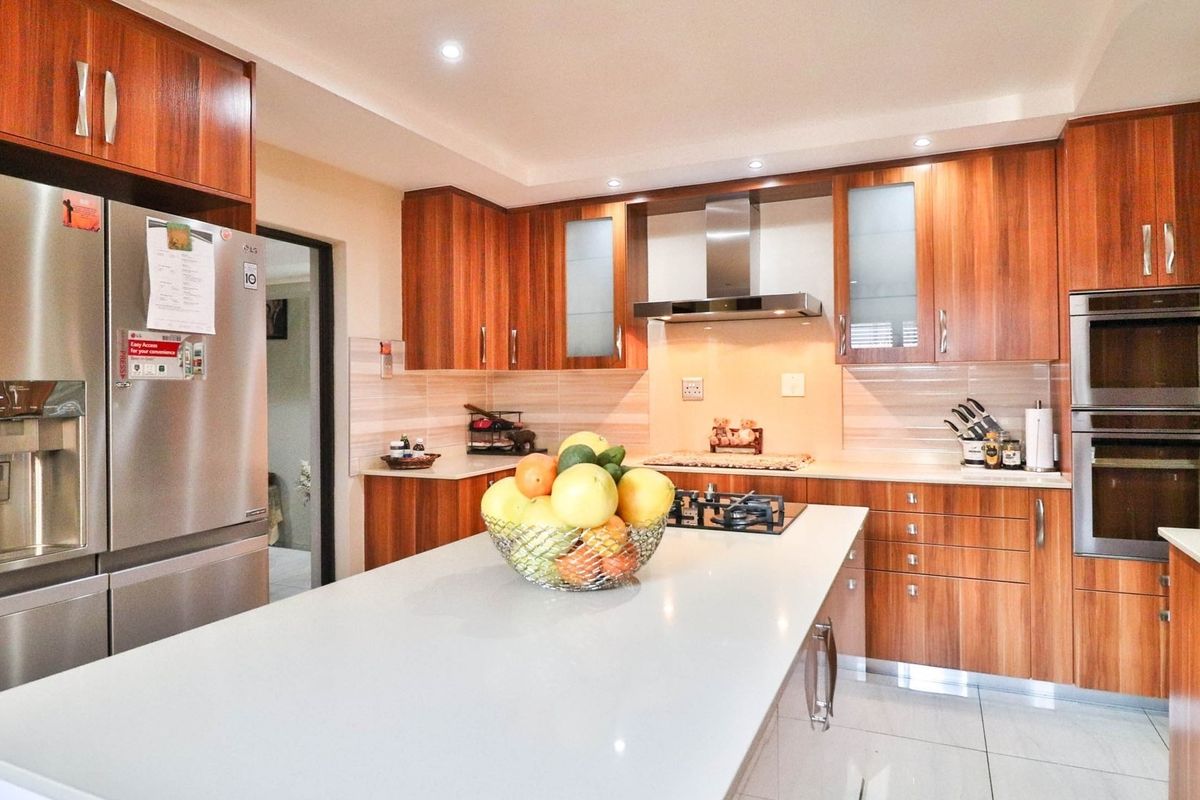 This magnificent residence in a gated Security Estate in Mbombela, boasts an array of features - Photo 2