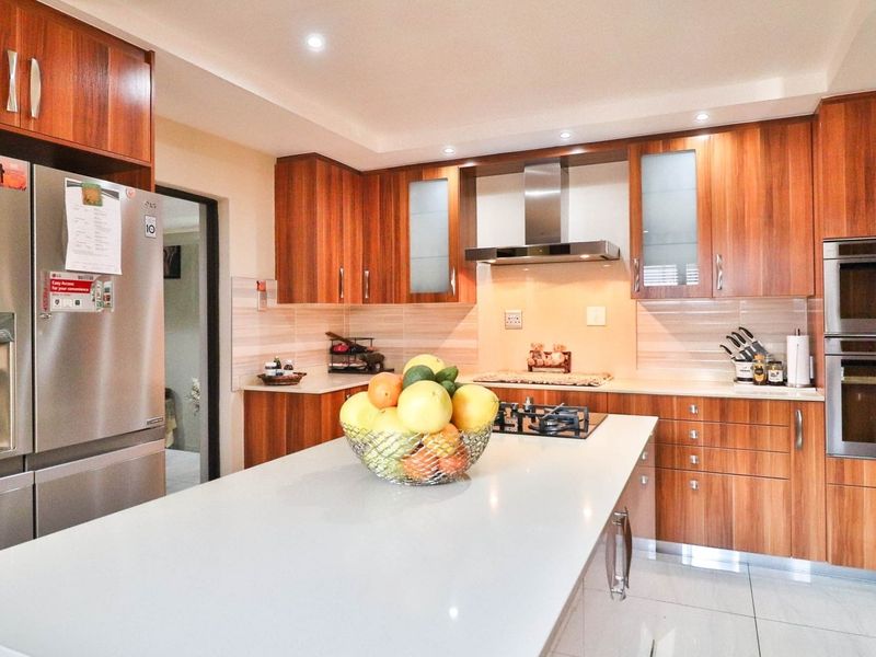 This magnificent residence in a gated Security Estate in Mbombela, boasts an array of features - Photo 2