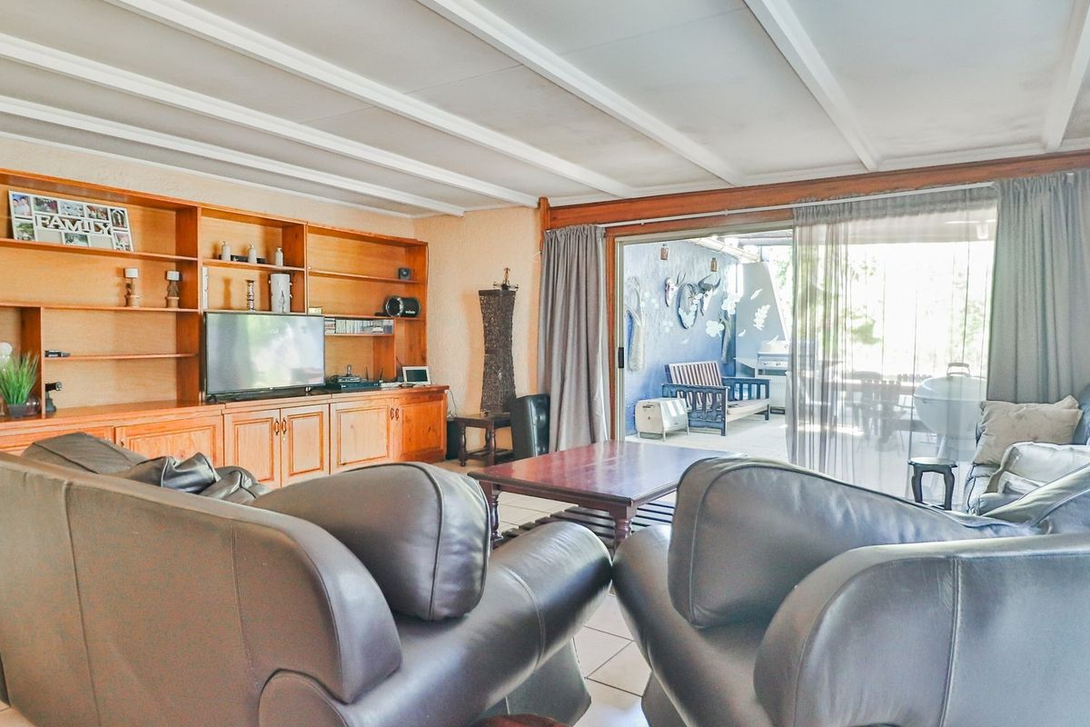 This property combines comfort, practicality and beauty of nature, making it a perfect retreat. - Photo 5