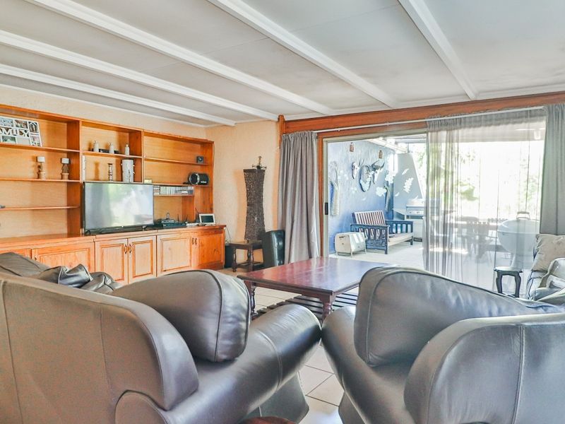 This property combines comfort, practicality and beauty of nature, making it a perfect retreat. - Photo 5