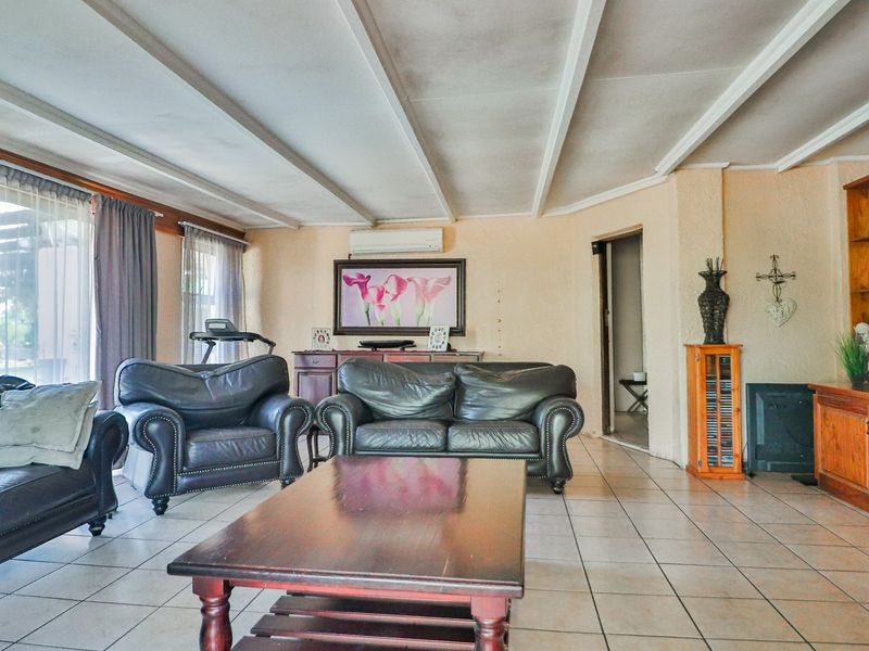 This property combines comfort, practicality and beauty of nature, making it a perfect retreat. - Photo 10