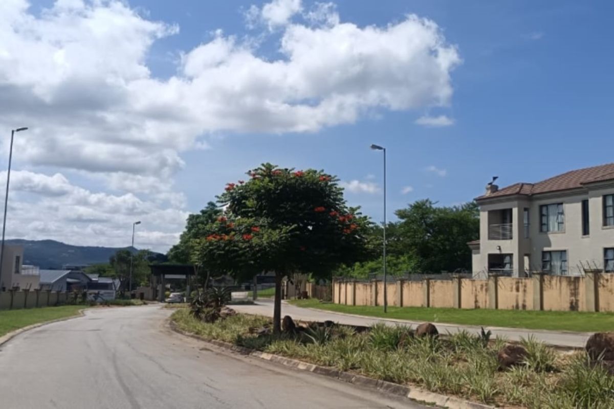 BREATHTAKING VIEW OVER NELSPRUIT FROM DRUM ROCK ESTATE - Photo 3