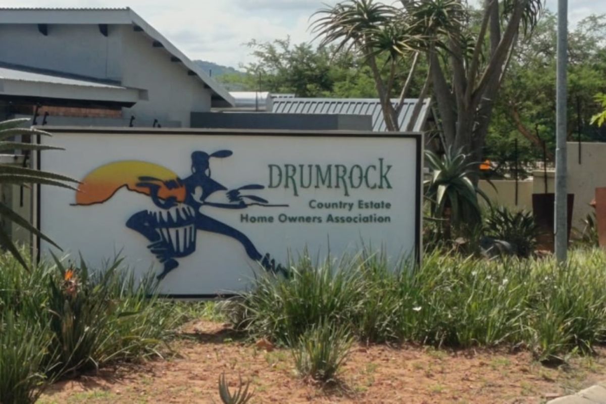 BREATHTAKING VIEW OVER NELSPRUIT FROM DRUM ROCK ESTATE - Photo 2