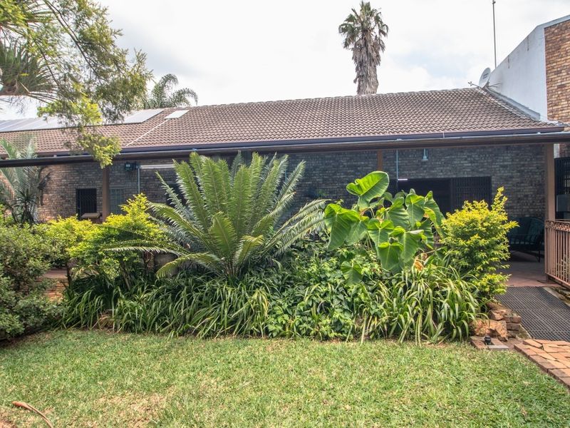 Business Opportunity: 8-Bedroom House, Each with a on-suite Bathroom - Photo 4