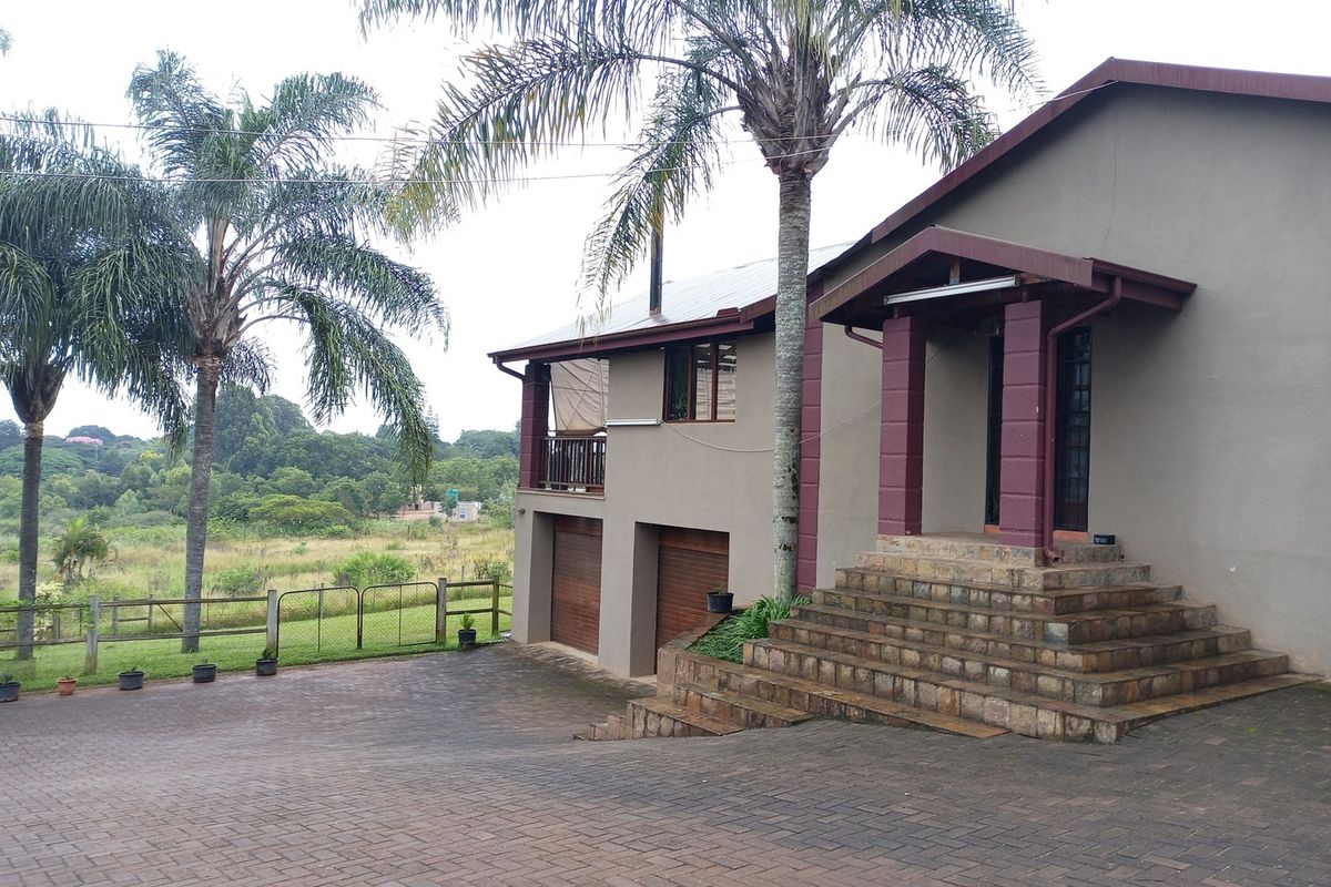 Exceptional Opportunity: Plot with Main House and 2 Additional Flats for Sale - Photo 2