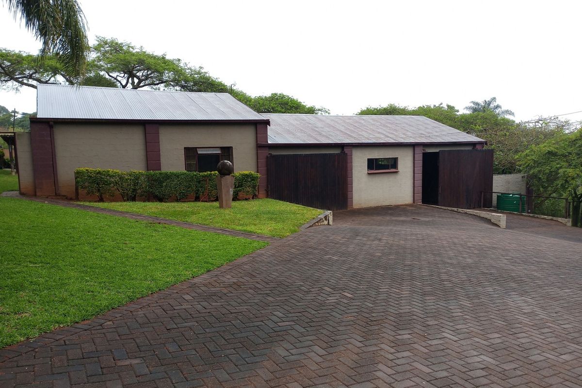 Exceptional Opportunity: Plot with Main House and 2 Additional Flats for Sale - Photo 4