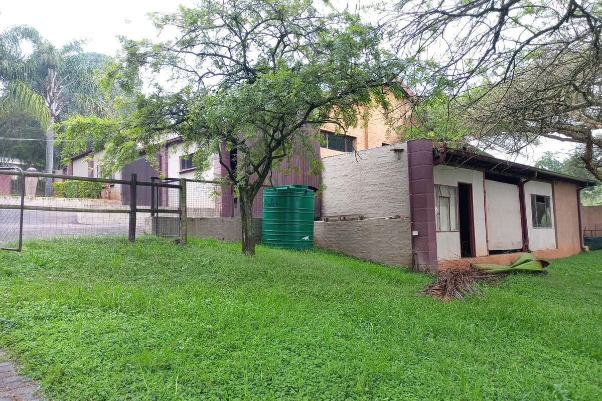 Exceptional Opportunity: Plot with Main House and 2 Additional Flats for Sale - Photo 5