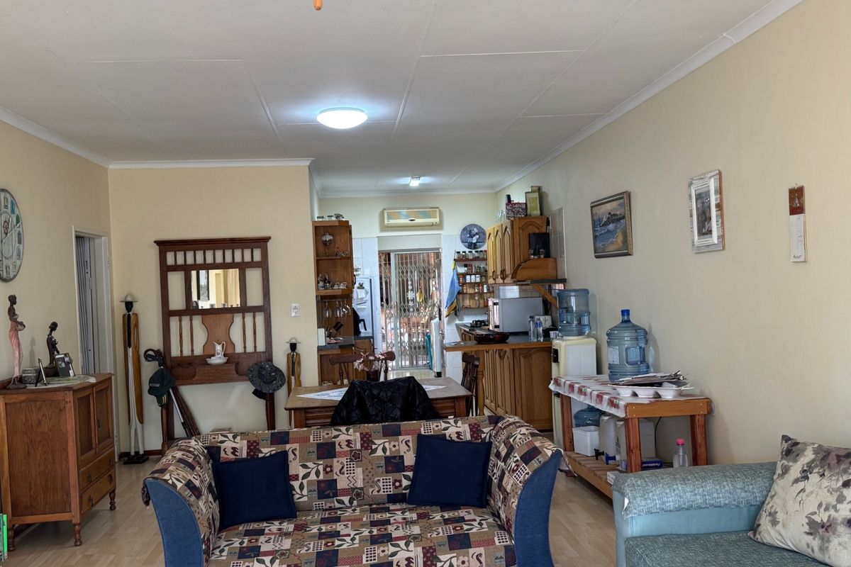 For sale in White River — a cozy and secure 3-bedroom, 2-bathroom home - Photo 2