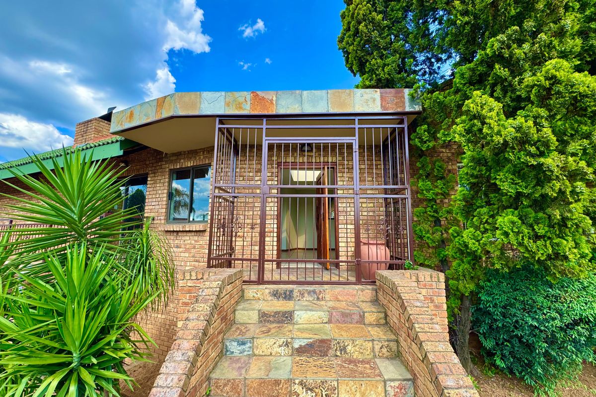 Spacious 5-Bedroom Family Home with Exceptional Kitchen, Extensive Garaging & Entertainment Areas - Photo 4