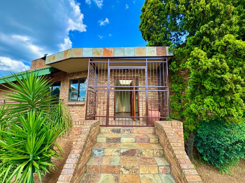 Spacious 5-Bedroom Family Home with Exceptional Kitchen, Extensive Garaging & Entertainment Areas - Photo 4