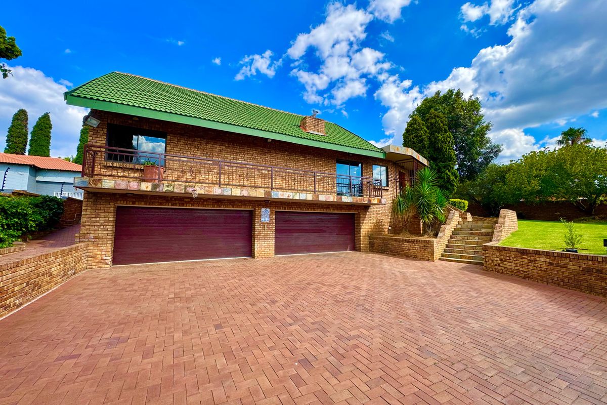 Spacious 5-Bedroom Family Home with Exceptional Kitchen, Extensive Garaging & Entertainment Areas - Photo 3