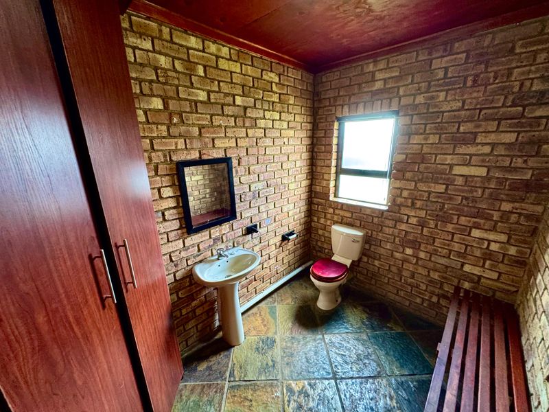 Spacious 5-Bedroom Family Home with Exceptional Kitchen, Extensive Garaging & Entertainment Areas - Photo 10