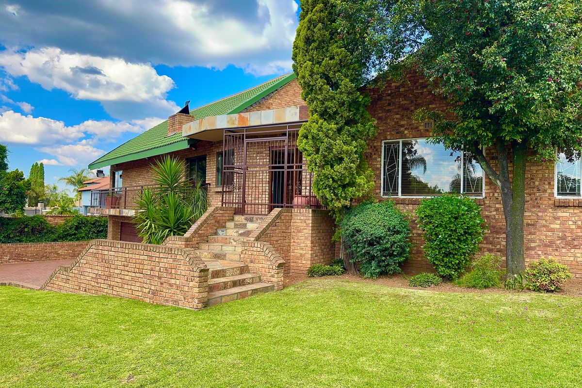 Spacious 5-Bedroom Family Home with Exceptional Kitchen, Extensive Garaging & Entertainment Areas - Photo 5