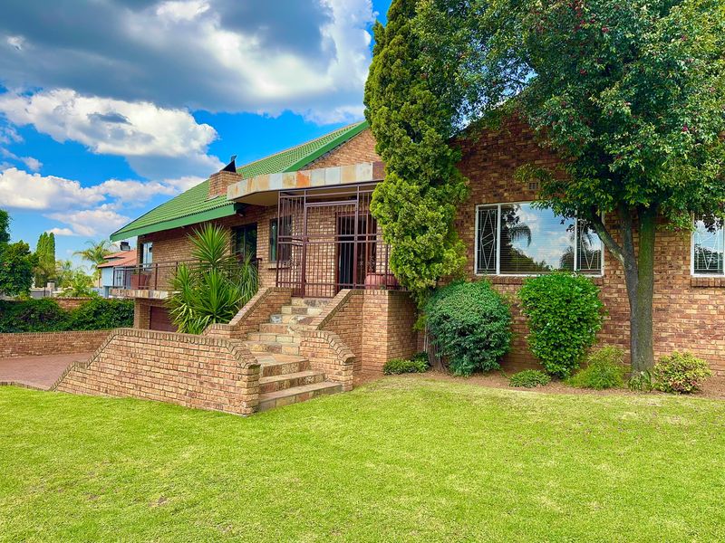 Spacious 5-Bedroom Family Home with Exceptional Kitchen, Extensive Garaging & Entertainment Areas - Photo 5