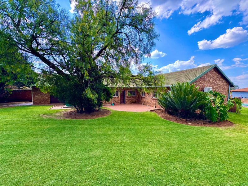 Spacious 5-Bedroom Family Home with Exceptional Kitchen, Extensive Garaging & Entertainment Areas - Photo 6