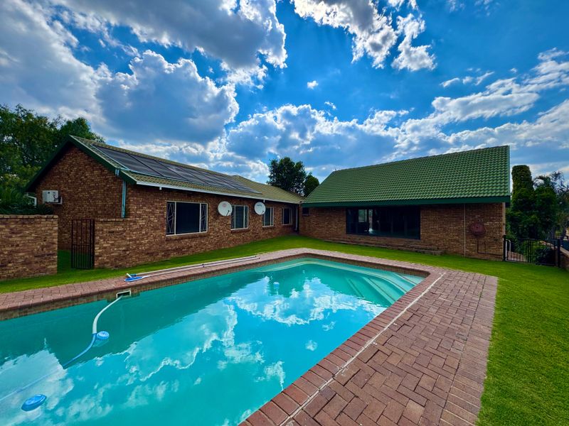 Spacious 5-Bedroom Family Home with Exceptional Kitchen, Extensive Garaging & Entertainment Areas - Photo 8