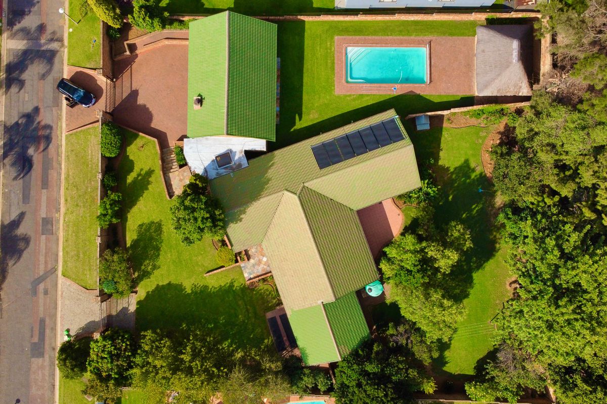 Spacious 5-Bedroom Family Home with Exceptional Kitchen, Extensive Garaging & Entertainment Areas - Photo 2