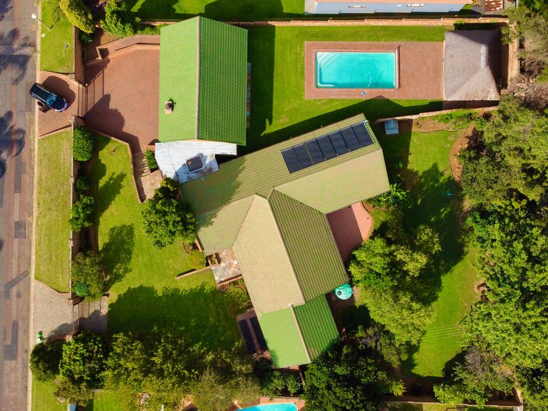 Spacious 5-Bedroom Family Home with Exceptional Kitchen, Extensive Garaging & Entertainment Areas - Photo 2