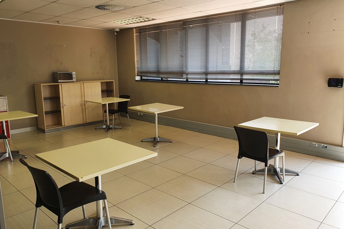 Stand-alone office building to rent, with motorway frontage - Photo 5