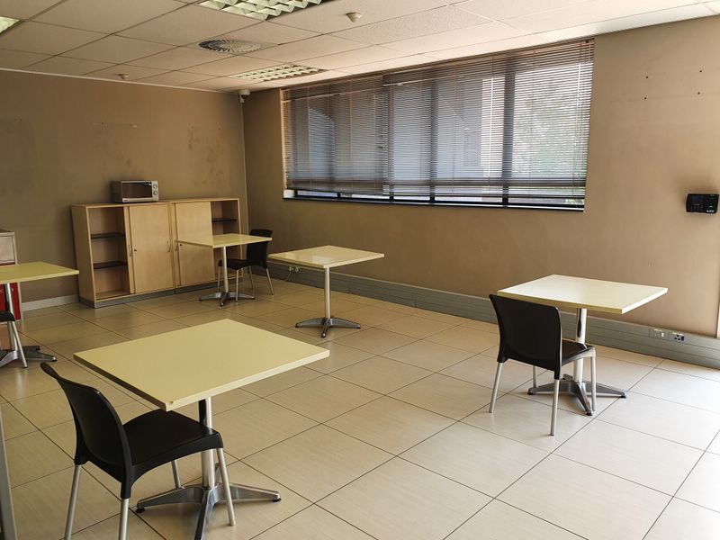 Stand-alone office building to rent, with motorway frontage - Photo 5